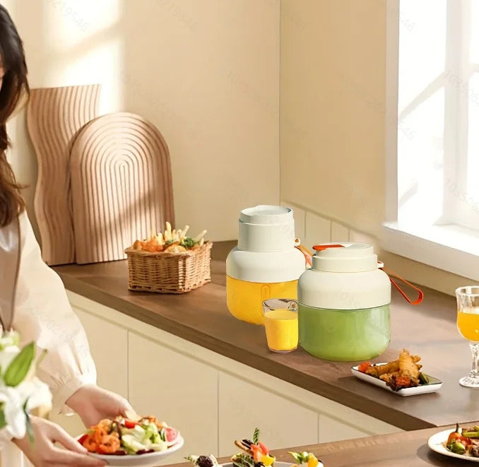 1pc  Durable ABS material, easy-to-use children juicer, suitable for making fresh juice at home.